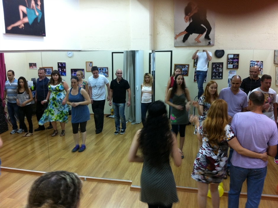 שיעורי ריקוד קבוצתיים בסטודיו לרקוד מהלב