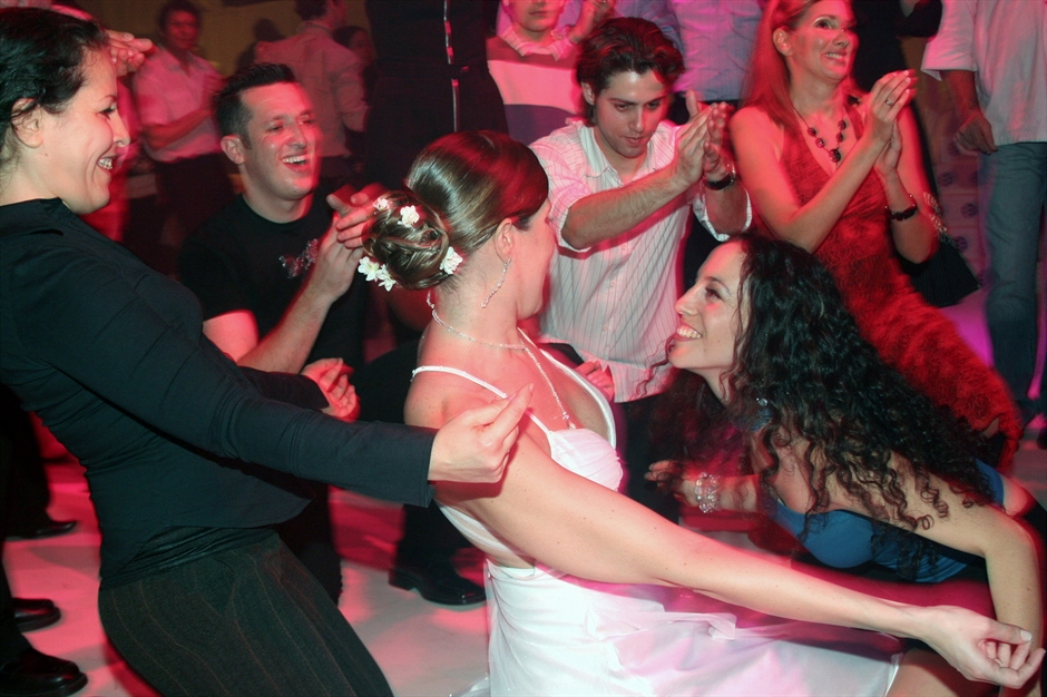 רקדנים סמויים בחתונה