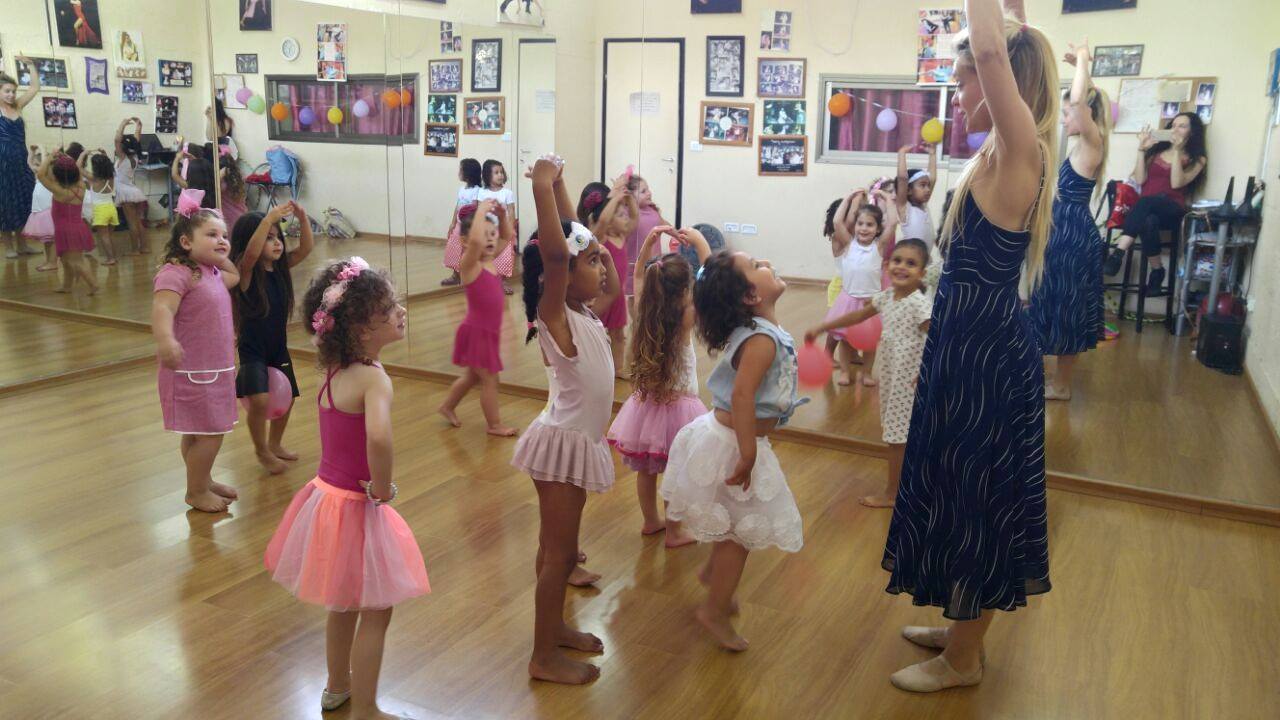 שיעור בלט נסיכות - יום הולדת לאורין בסטודיו לרקוד מהלב